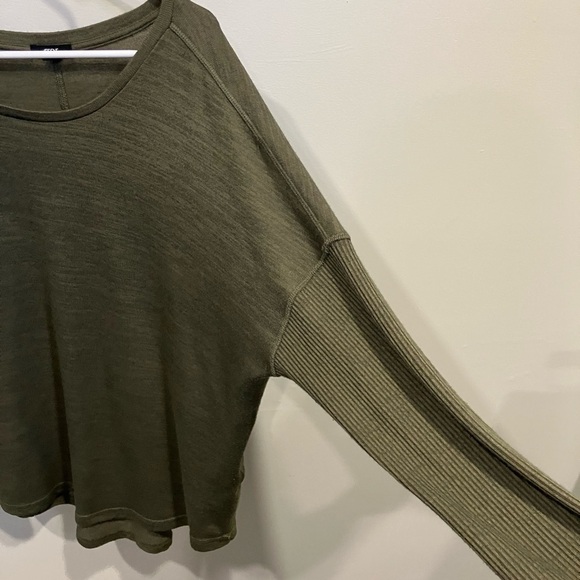 🌸 3/$20 Ardene green long sleeve - Picture 2 of 6